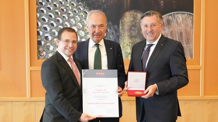 Große Goldene Ehrenmedaille: Wirtschaftskammerpräsident Mst. Andreas Wirth, Präsident a.D. Peter Nemeth und Wirtschaftskammerdirektor Harald Schermann