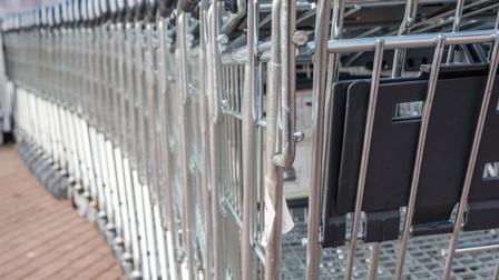 Nahaufnahme von zusammengeschobenen Einkaufswägen