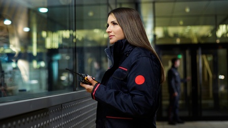 Person in Seitenansicht hält Walkie-Talkie