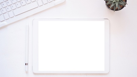 Mock-up von einem Tablett und einem Eingabestift auf einem weißen Untergrund neben einer Tastatur und einer kleinen Zimmerpflanze, Topshot