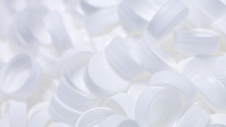 Weiße Plastikverschlüsse für Flaschen