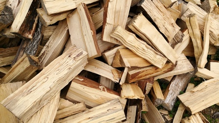 Nahaufnahme von einem Haufen Brennholz