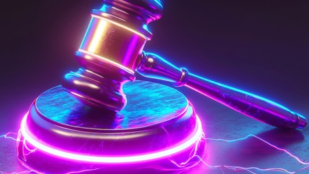 Futuristischer, in Neonlicht beleuchteter Hammer für Cyber-Rechtskonzepte