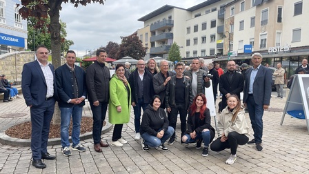 Fachgruppengeschäftsführer Thomas Kornfeind, Regionalstellenleiter Thomas Novoszel, Vizebürgermeister Franz Fabian, KommR Hertha Wallits-Guttmann, Ernst Breitegger, Gerhard Bergmann, Johannes Horngacher, Landesinnungsmeister Mst. Erwin Muik, Martin Pfeiffer, Marco Schändl und Bürgermeister Vinzenz Knor; hockend (v. l.).: Nicole Oberhofer, Jasmin Kuch und Rodica Zita Würth.