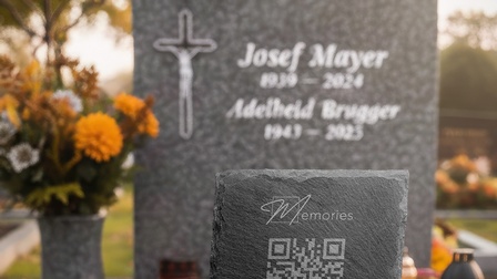 Ein Grab mit einem QR-Code der Firma Memories