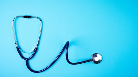 Stethoskop auf blauem Hintergrund