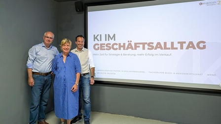 3 Personen vor Leinwand mit 