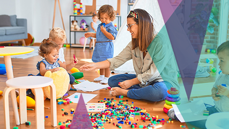 Frau spielt mit Kindern