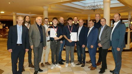 Gerald Kopsa, Matthias Nöhrer, Karl Tinhof, Manuel Höller, Fabian Wukitsevits, Andreas Karlich, Thomas Nikitscher, Christian Laminger, Michael Kirnbauer, Alexander Fuchs, Horst Werderits, Andreas Gruber und Franz Schnöller (v. l.).