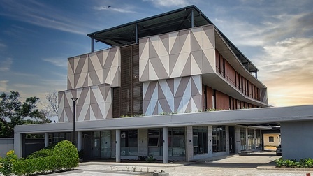 IT Training Centre mit optimaler Beschattung gegen die Tropensonne 