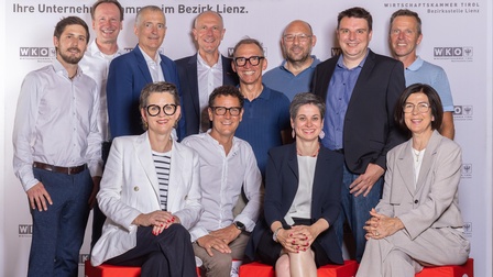 Das Team des WK-Bezirksausschusses Lienz um Bezirksobfrau Michaela Hysek-Unterweger (vorne 2.v.r.) und Bezirksstellenleiter Johann Kollreider (hinten 4.v.l.). 