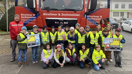 Lkw-Fahrer Peter Pollreis und Klassenlehrerin Michaela Pfeller mit den Kindern der 3. Klasse der Volksschule Halbturn