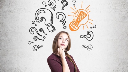 Auf dem Bild ist ein Mädchen zusehen. Über ihren Kopf sind verschiedene Fragezeichen und eine orangene Glühbirne, das eine Idee oder Entscheidung symbolisieren soll.