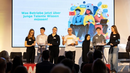 Gemeinsam mit seiner „Fokusgruppe“ präsentierte Studienautor Heinz Herczeg die Ergebnisse der Tiroler Jugendstudie bei einer großen Veranstaltung in der Wirtschaftskammer Tirol. Eine Kernbotschaft dabei: Tirols Jugendliche sind motiviert, leistungsbereit und wollen ihre Zukunft aktiv gestalten.