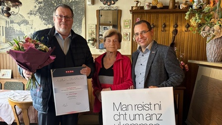 Spartengeschäftsführer Franz Perner (l.) und Präsident Mst. Andreas Wirth mit Jubilarin Eva Budschedl 