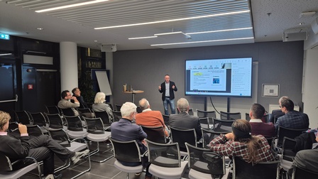 Vortragssaal mit Teilnehmern und Vortragenden