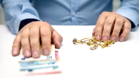 Hände, Geld, Schmuck