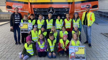 Klassenlehrerin Siegrid Weiss und Lkw-Fahrer Richard Elö mit den Kindern der <br />
Klasse 3b der Volksschule Purbach<br />
