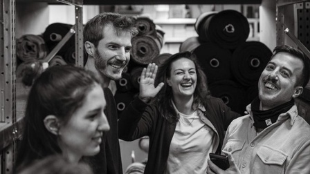 Portraitaufnahme in Schwarz-Weiß einer Gruppe von Menschen, unter anderem des Erasmus Jungunternehmers Klaus Buchroithner 