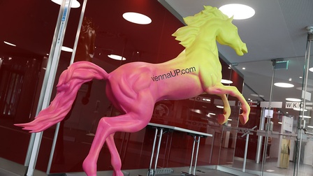Pferdskulptur in rosa und gelb mit Text viennaUP.com auf dem Rücken