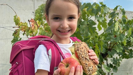 Taferlklasslerin Isabell ist mit einer gesunden Jause gestärkt für den Schulbeginn. 