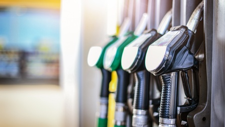 Detailaufnahme von Zapfsäulen bei einer Tankstelle