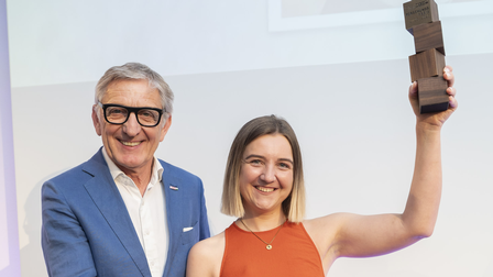 WKO Steiermark Präsident Josef Herk gratuliert Theresa Schwaiger von der Universität Graz
