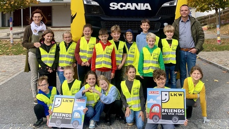 Klassenlehrerin Brigitte Fassl und Transportunternehmer Walter Medl mit den Kindern der 3. und 4. Klasse der Volksschule Heiligenkreuz 