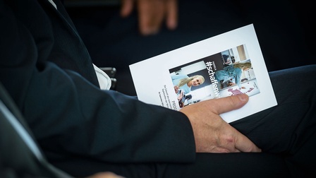 Teilnehmer des Handelstages 2022 mit einem Programmheft in den Händen