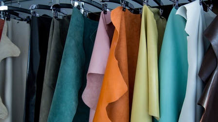 farbig eingefärbte Lederstücke auf Kleiderbügeln