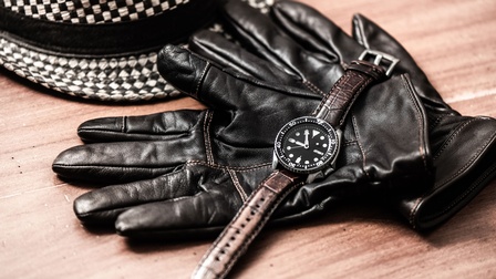 Produkte der Lederwarenindustrie: Handschuhe und Uhrenarmband