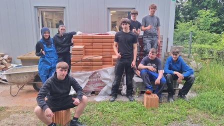 Die Schülerinnen und Schüler der Bau-Holz-Gruppe der PTS Eisenstadt freuten sich über eine Ziegel-Lieferung der Landesinnung Bau Burgenland. 