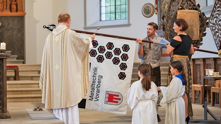 Pfarrer vollzieht Fahnenweihe der Innungsfahne der Metalltechniker