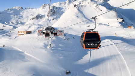 Gondelbahn vor schneebedeckter Berglandschaft im Skigebiet Gastein