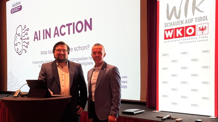 Zwei Personen auf der Bühne