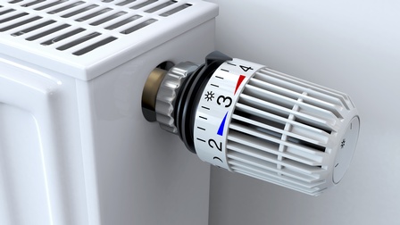 Detailansicht eines Thermostathes an Heizung