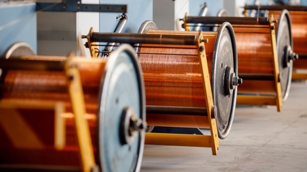 Kuperdrahtproduktion, Kupferkabel auf Spulen in einer Fabrikstätte