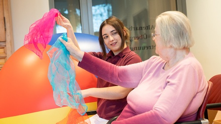 Junge Pflegerin mit Klientin