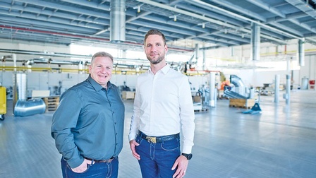 v.l.: Jürgen Kurz (Bereichsleiter Elektro- & Gebäudetechnik) und Andreas Bitschnau (Bereichsleiter Anlagentechnik & Instandhaltung) freuen sich über die moderne Arbeitszeitgestaltung.