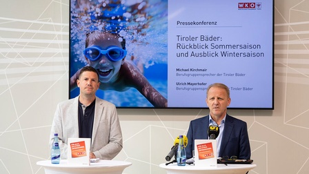 Der Sprecher der Tiroler Bäder, Michael Kirchmair (l.), und sein Stellvertreter Ulrich Mayerhofer (r.) zogen dem durchwachsenen Wetter zum Trotz eine zufriedenstellende Bilanz.