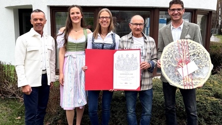 Ein Familienbetrieb mit Geschichte: (vl) WK-Bezirksstellenleiter Otmar Ladner, Ayla Schimpfössl, Esther Schimpfössl-Domburg und Lorenz Schimpfössl, WK-Bezirksobmann Michael Gitterle 