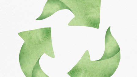 Grünes Recyclingzeichen in Wasserfarben gemalt