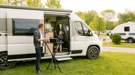 Klappstehtisch Portable steht vor einem Wohnmobil
