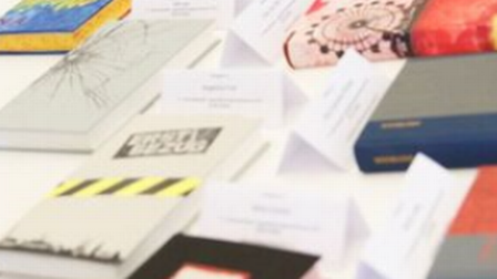 Bücher auf einem Tisch, bunte Cover