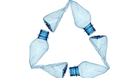 Drei lehre PET Flaschen bilden ein Wertstoff-Kreislaufsymbol