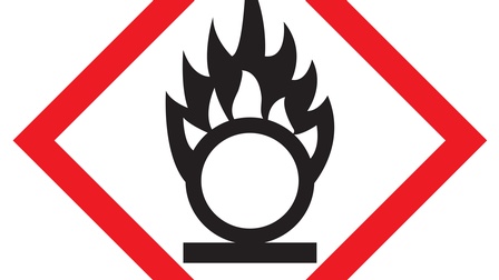 Schwarzes Symbol eines Kreises auf schwarzer Linie mit Flammen rot quadratisch umrandet auf weißem Hintergrund