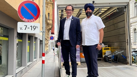 Bezirksvorsteher Markus Reiter und Gurdial Singh Bajwa, Obmann der Wiener Kleintransporteure 