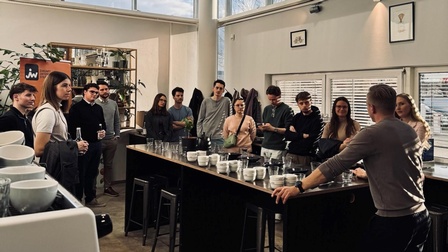 Zahlreiche Teilnehmer:innen bei der Paul & Bohne Führung