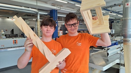 Freuen sich über ihre gefertigten Werkstücke. Rene Grbac und Daniel Horvath arbeiten mit handwerklichem Geschick und Begeisterung fürs Tischlerhandwerk.