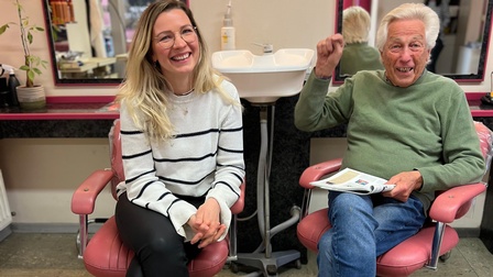 Bettina Ganglberger und Rudolf Megyeri sitzen im Friseursalon